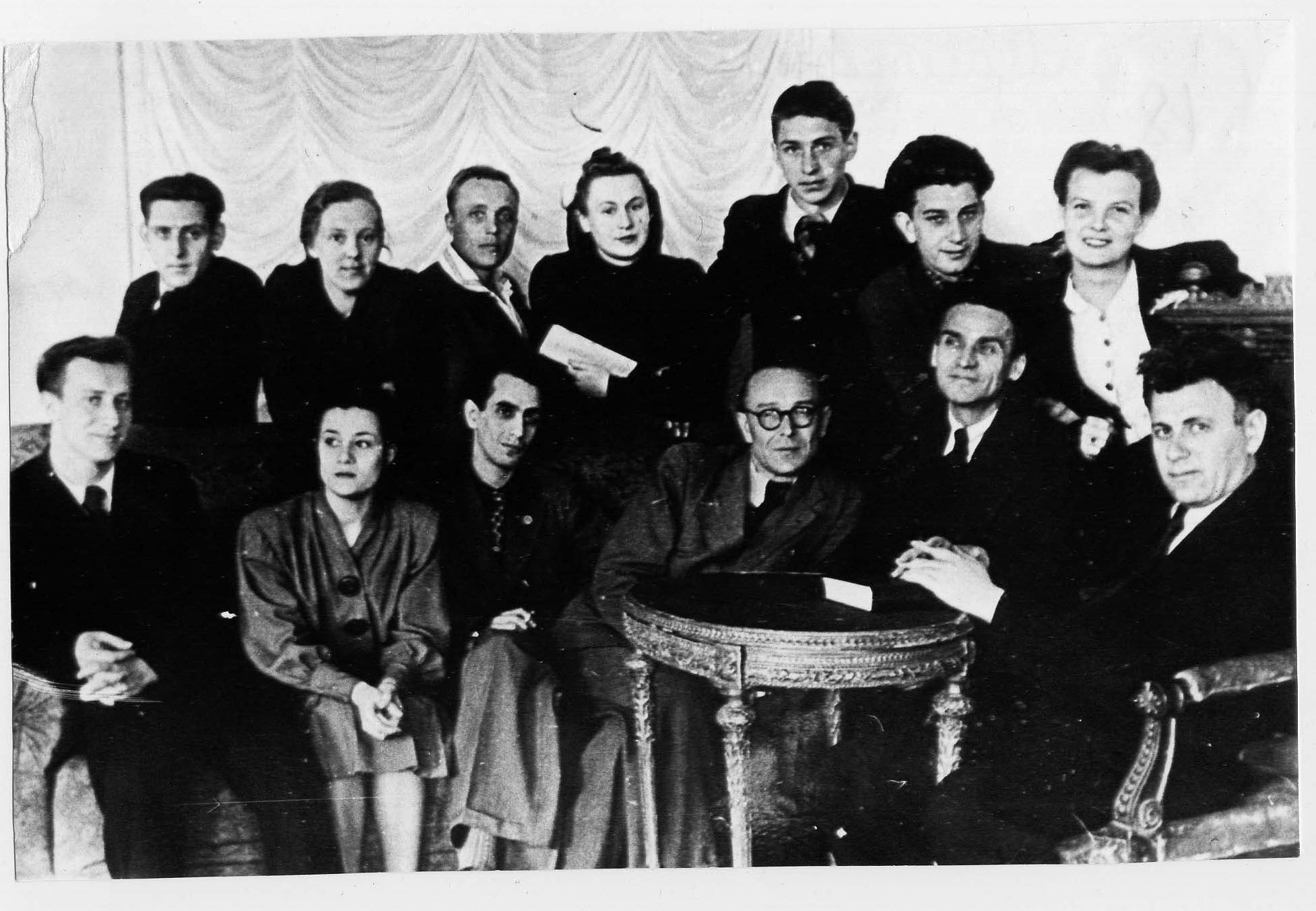 В.А. Галицкий и И.Н. Марин с молодёжью театра